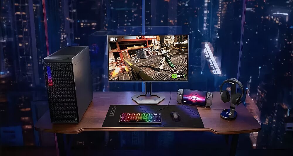 Un setup gaming comprenant un PC Lenovo, un écran affichant un jeu vidéo, un clavier rétroéclairé, une souris, une manette et un casque audio, le tout disposé sur un bureau en bois devant une vue nocturne de la ville.