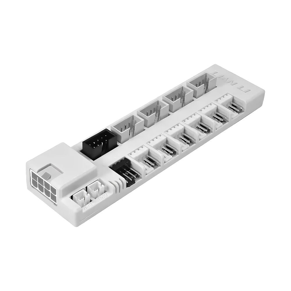 Connecteur d'alimentation SATA blanc de la marque Lian Li, utilisé pour alimenter les composants de ton PC.