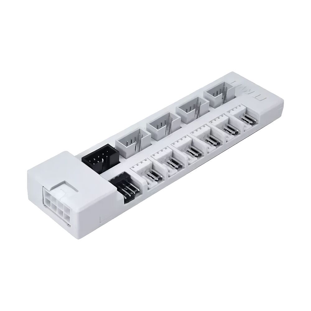 Adaptateur de câbles SATA blanc avec plusieurs connecteurs pour alimenter des composants PC.