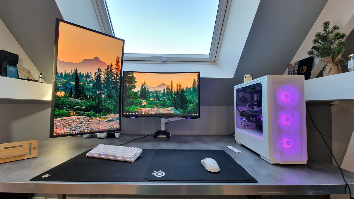 Setup compétitif de Val_Flashh sous les combles : écran incurvé 240 Hz, écran vertical, clavier compact blanc, souris blanche légère, très grand tapis et PC blanc