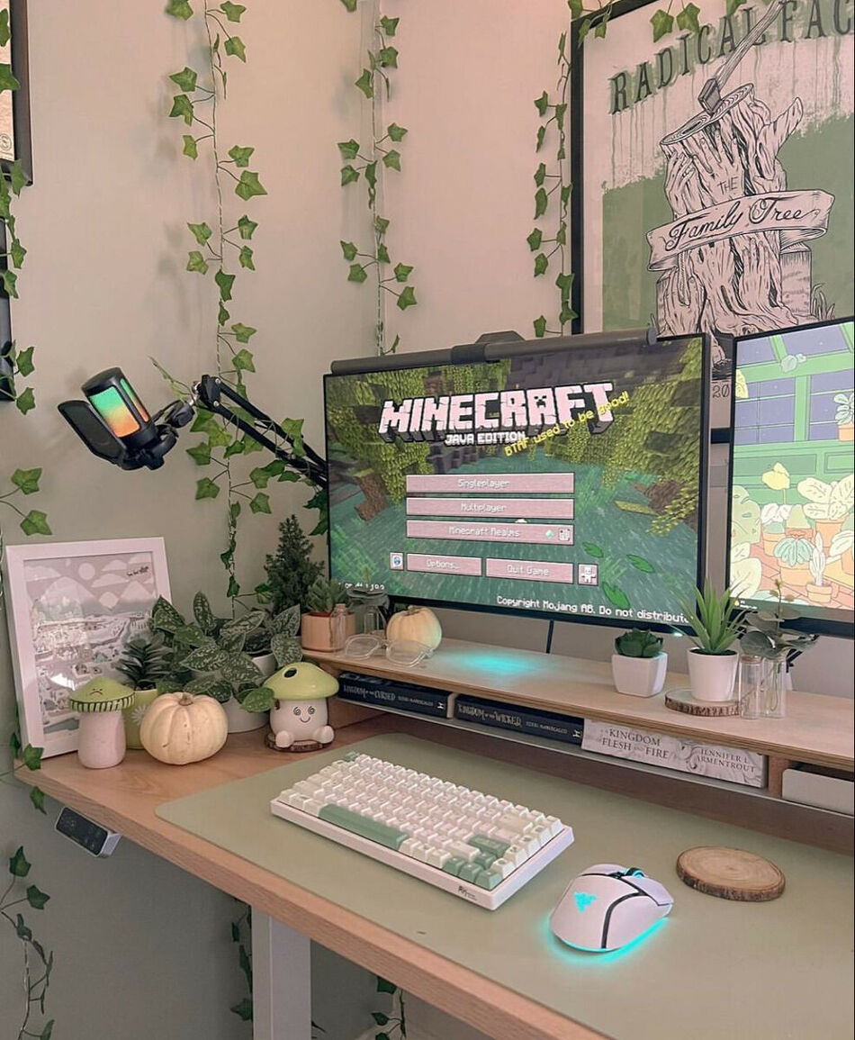 Setup cozy de lucCan67694 : lierre au mur, plantes, clavier crème et vert, souris blanche, tapis vert d’eau et petites décorations