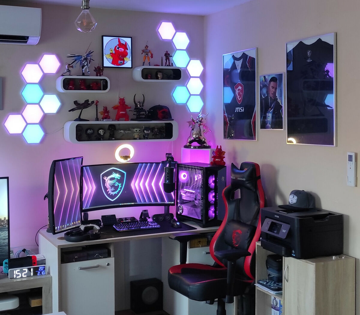 Setup RGB d’Erragonne82 : panneaux lumineux hexagonaux au mur, PC vitré aux ventilateurs RGB, écran incurvé, clavier rétroéclairé et fauteuil gaming