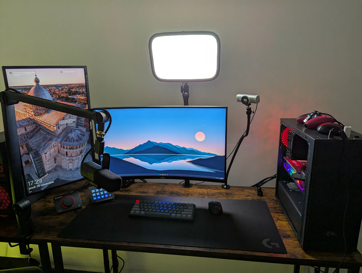 Setup streamer de RaFizz : panneau lumineux sur pied, webcam sur bras, micro sur bras articulé, interface audio, Stream Deck, écran incurvé et écran vertical