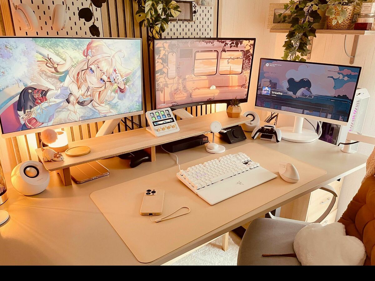 Setup blanc et crème de Sol_hms : trois écrans, clavier et souris blancs, grand tapis beige