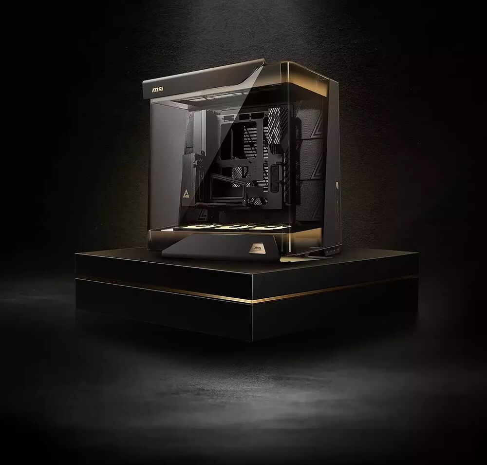 Un PC MSI avec un boîtier vitré montrant les composants internes, présenté sur un socle noir dans un éclairage tamisé.