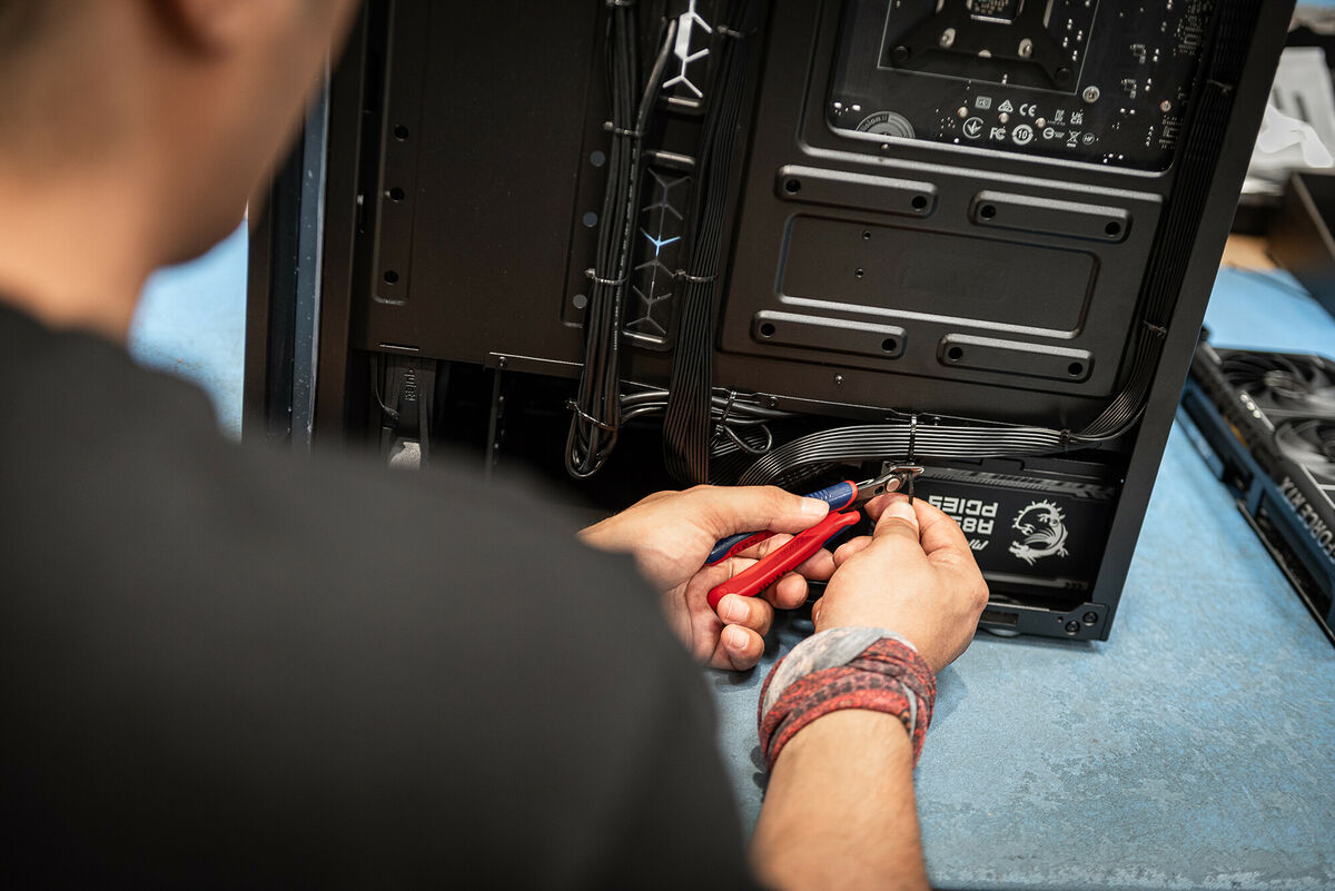 Atelier de montage TopAchat : assemblage d'une tour sur mesure