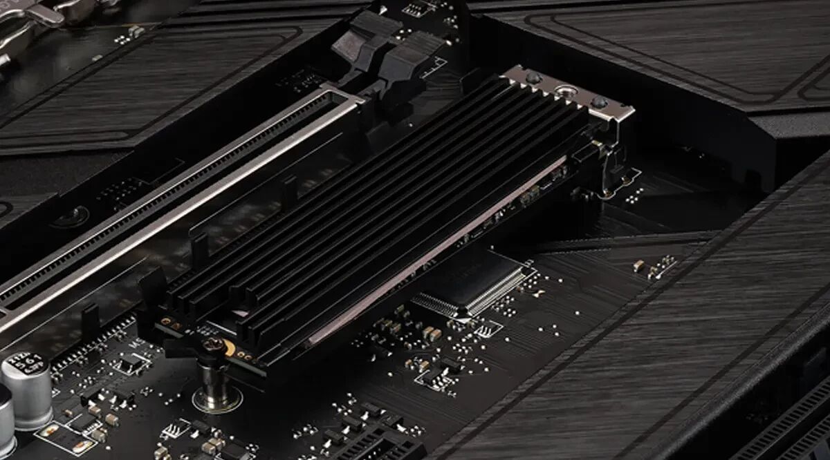 Gros plan sur un dissipateur thermique noir installé sur un composant d'une carte mère.