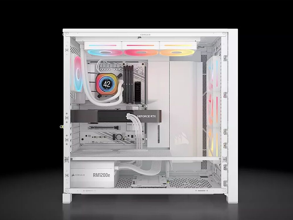 Un PC blanc avec un éclairage RGB coloré, comprenant un système de refroidissement liquide, une carte graphique GeForce RTX et une alimentation Corsair RM1200e.
