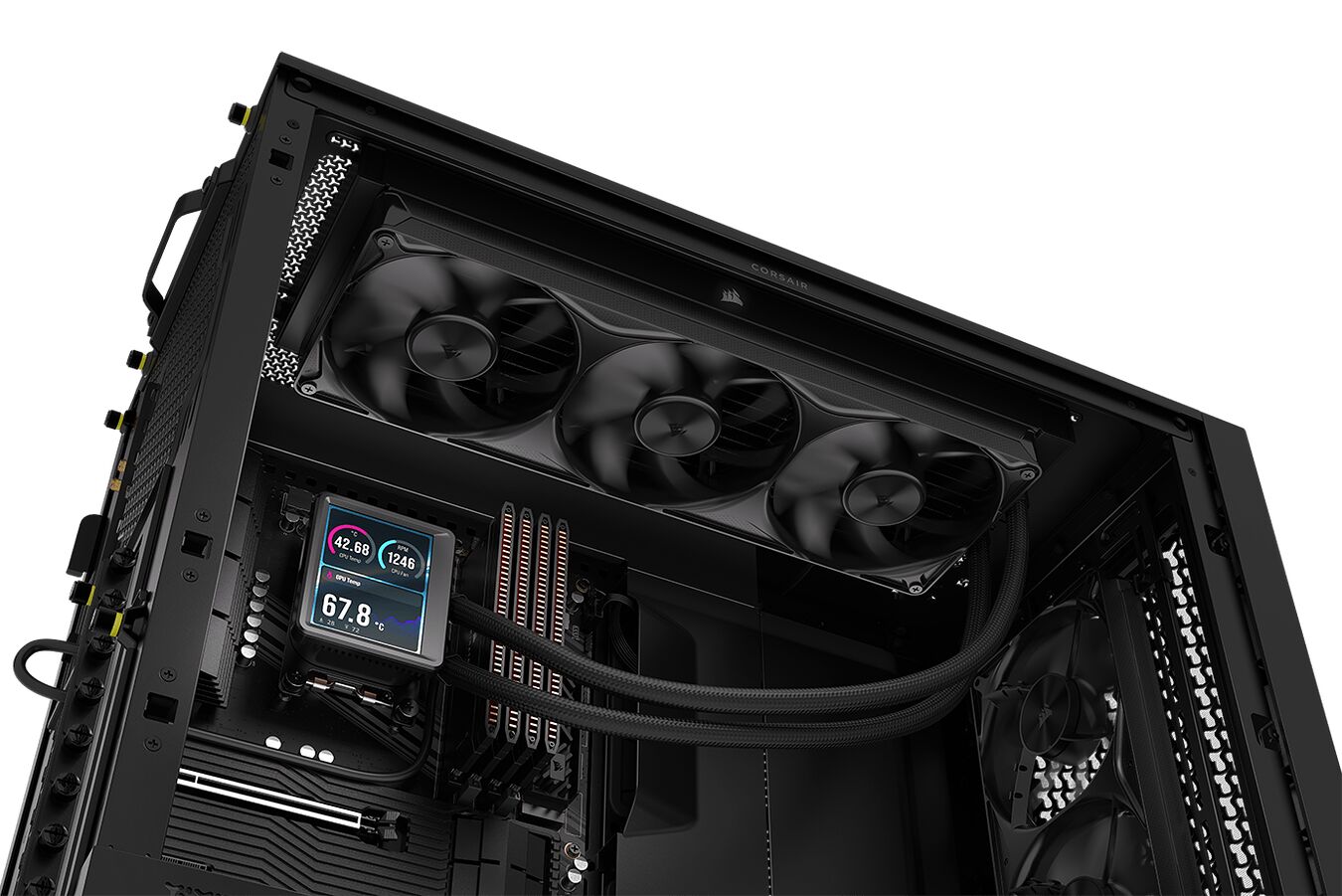 Vue de l'intérieur d'un PC avec un système de refroidissement liquide Corsair comprenant un radiateur avec trois ventilateurs et un écran LCD affichant des données de température.