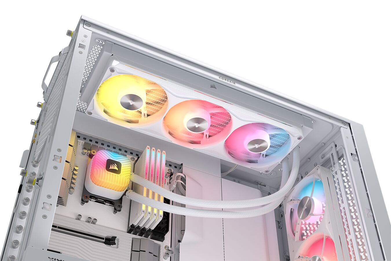 PC blanc avec un système de refroidissement liquide Corsair, comprenant trois ventilateurs RGB sur le dessus et un bloc de refroidissement CPU avec éclairage multicolore.