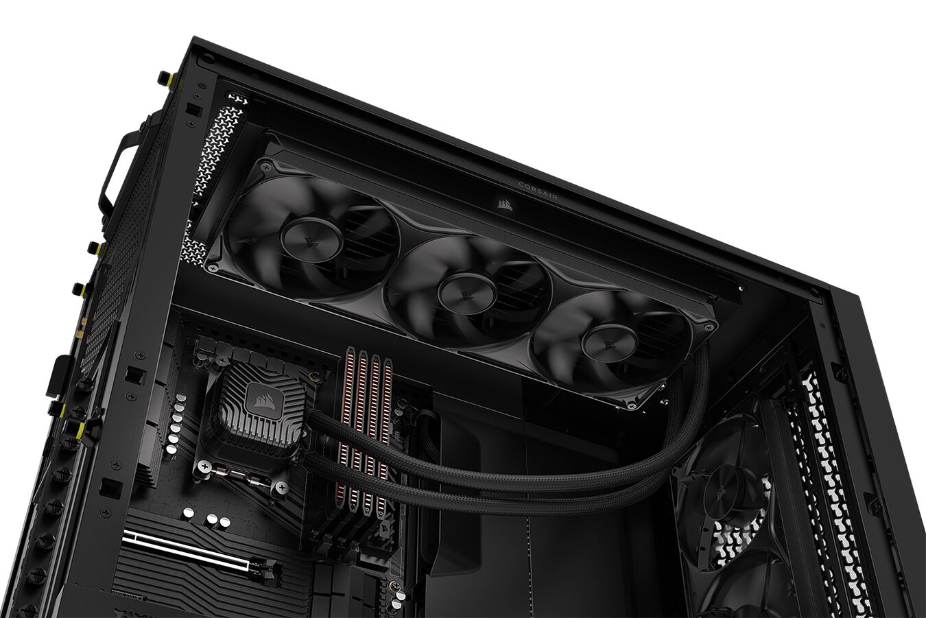 Vue de l'intérieur d'un PC avec un système de refroidissement liquide Corsair comprenant un radiateur avec trois ventilateurs noirs et des tuyaux tressés.
