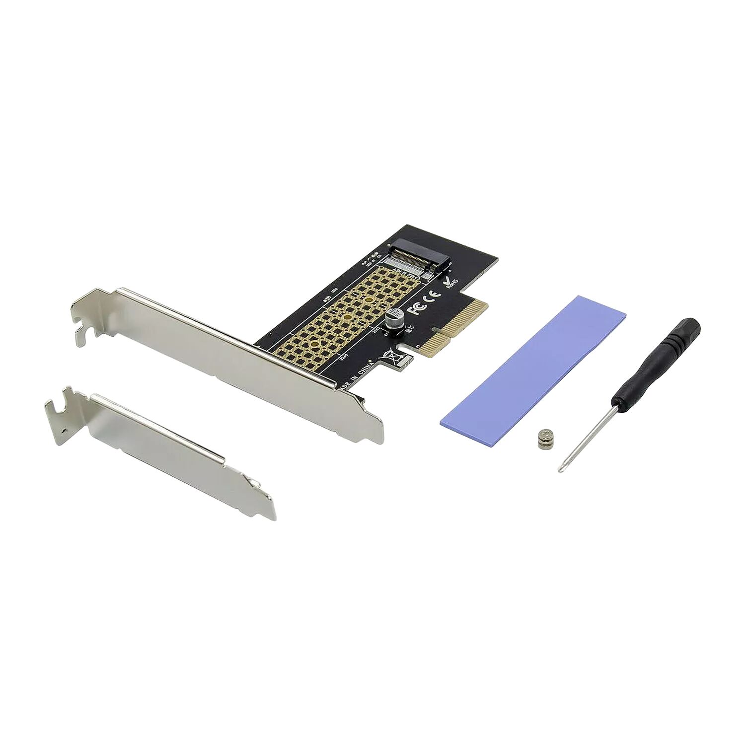 Une carte d'extension PCIe noire accompagnée de deux équerres de fixation métalliques, d'un petit tournevis et d'un morceau de mousse bleue.