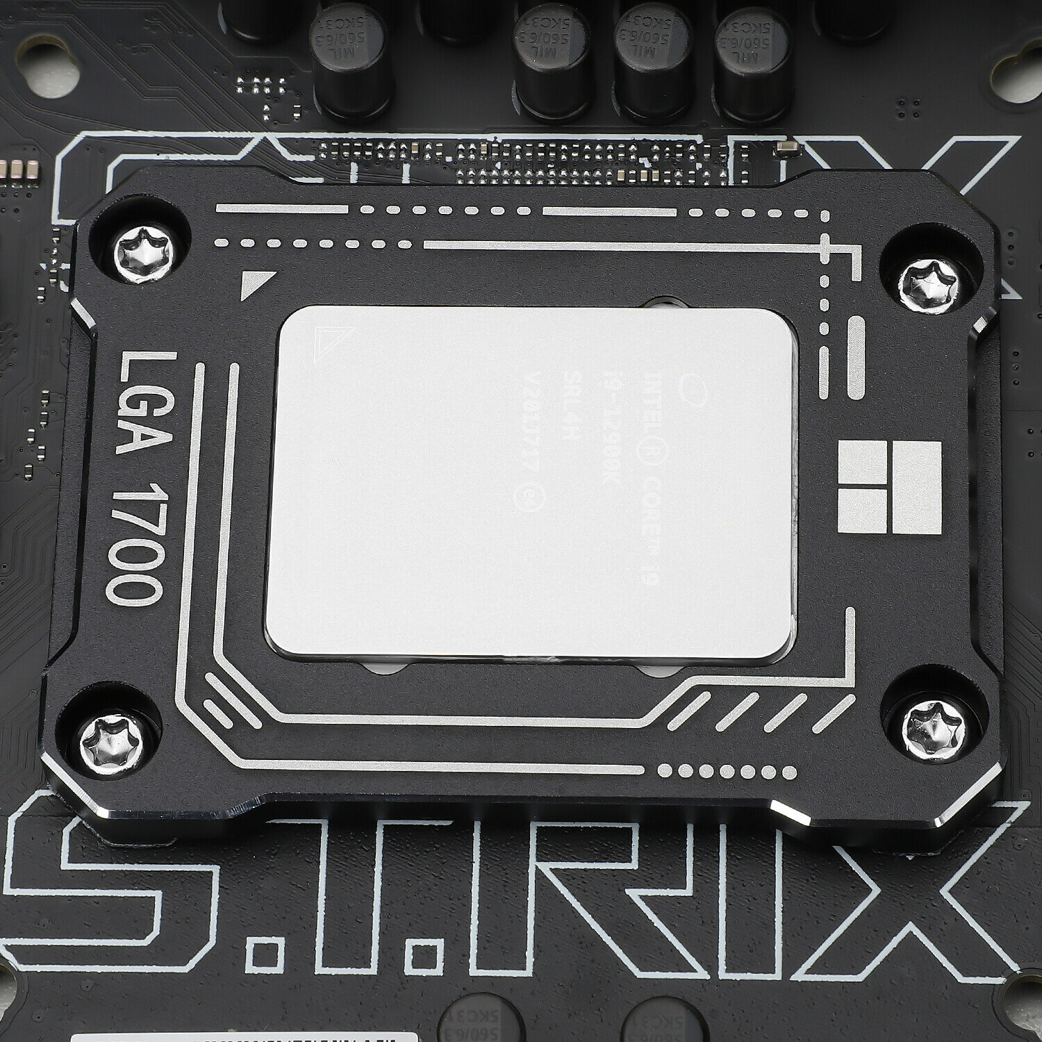 Socket LGA 1700 sur une carte mère ASUS ROG Strix, avec un processeur Intel installé au centre.