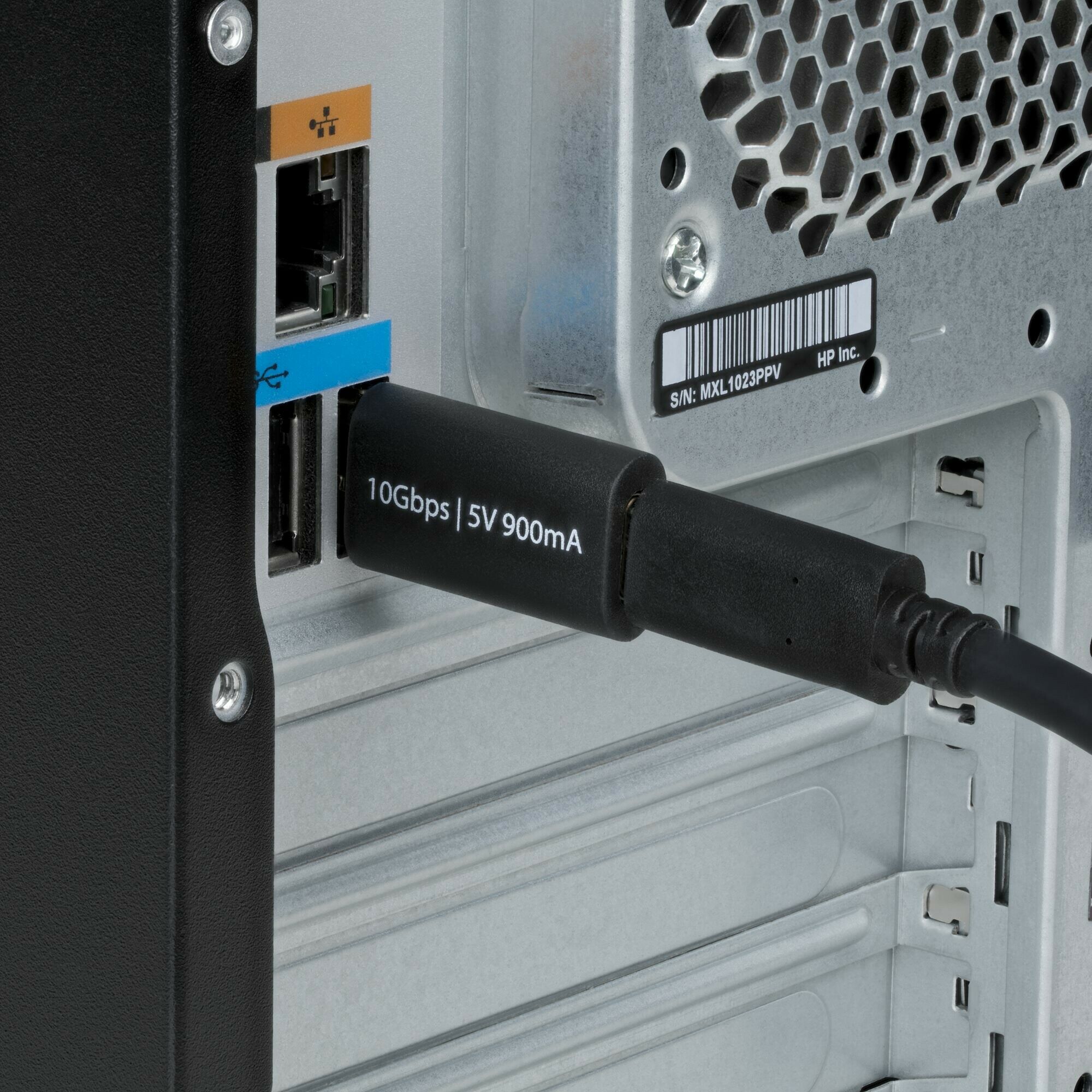 Gros plan sur l'arrière d'un PC HP montrant les ports de connexion, incluant un port USB-C avec un câble branché indiquant un débit de 10Gbps.