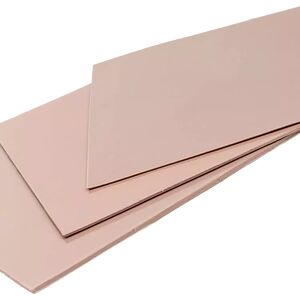Trois plaques rectangulaires de couleur rose pâle superposées sur un fond blanc.