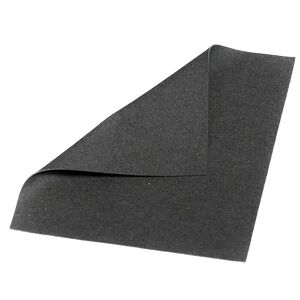 Une feuille de papier de verre noire sur un fond blanc.