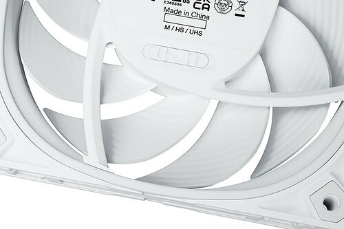 Gros plan sur un ventilateur de PC blanc avec des pales incurvées et un support central marqué "Made in China".