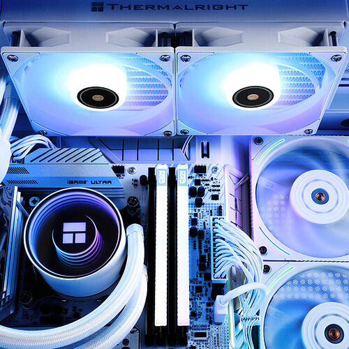 Vue rapprochée d'un PC avec un système de refroidissement liquide Thermalright, des ventilateurs rétroéclairés en bleu et des barrettes de mémoire vive avec éclairage RGB.
