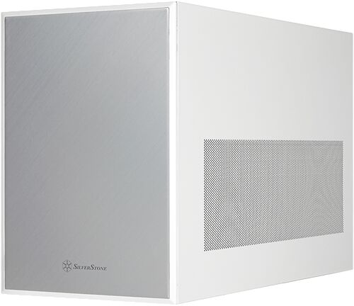 Boîtier PC blanc de la marque SilverStone avec un panneau latéral en verre trempé et une grille d'aération sur le côté.