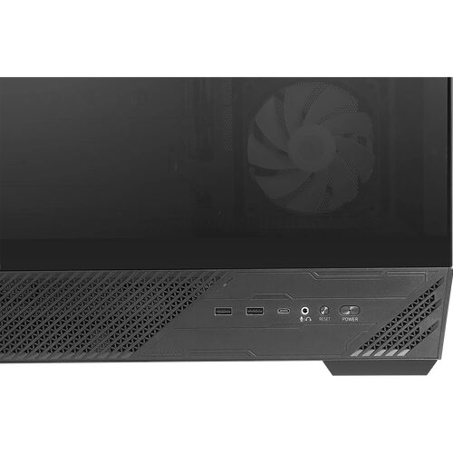 Vue de l'avant d'un boîtier PC noir avec une façade en verre trempé laissant entrevoir un ventilateur à l'intérieur. La partie inférieure présente des ports USB, une prise jack et les boutons d'alimentation et de réinitialisation.
