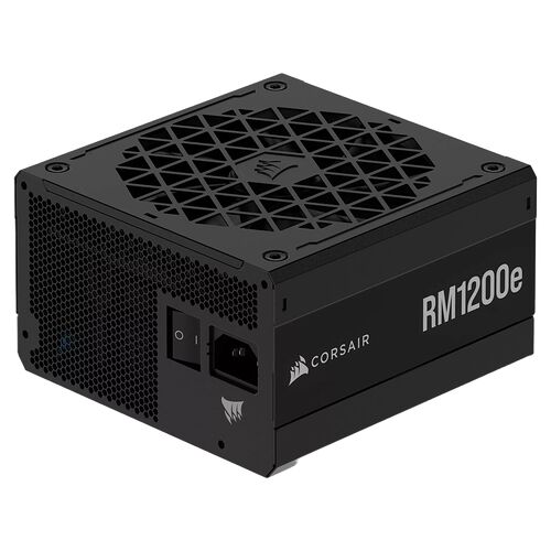 Bloc d'alimentation Corsair RM1200e noir avec une grille de ventilation sur le dessus et une prise d'alimentation standard sur le côté.