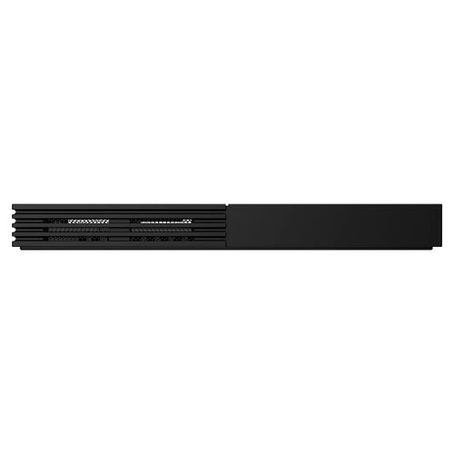 Une vue de profil d'un boîtier PC noir avec des fentes d'aération sur le côté gauche.