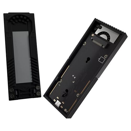 Vue de l'intérieur d'un boîtier de manette de jeu noir, montrant les emplacements pour les composants électroniques, un connecteur interne et des zones de fixation par vis.