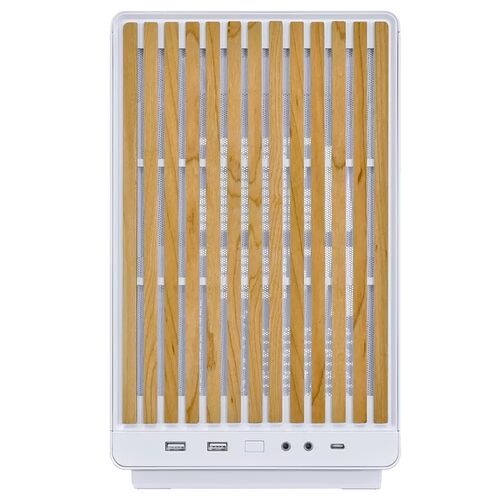 Boîtier PC blanc avec un panneau avant en lattes de bois clair et des ports USB et audio en façade.