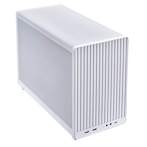 Boîtier PC compact de couleur blanche avec une façade à lattes verticales et des ports USB en façade.
