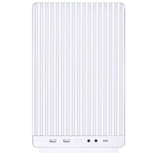 Boîtier PC blanc avec une texture striée verticalement et une série de ports de connexion sur la face avant.