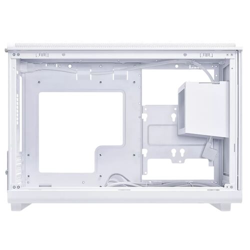 Boîtier PC blanc avec une structure interne épurée et des compartiments pour le câblage.
