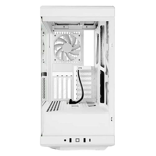 Boîtier PC blanc avec une vitre latérale transparente, laissant apparaître les composants internes et un ventilateur blanc.