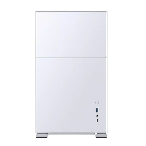 Boîtier PC blanc minimaliste avec panneau avant lisse et ports de connectivité sur le côté inférieur droit.