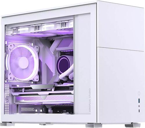 Un PC blanc avec un panneau latéral en verre trempé laissant apparaître des composants éclairés par une lumière violette. Le boîtier est de type IONPLUS STUDIO.