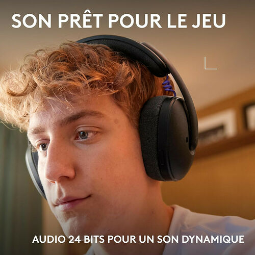 Un jeune homme porte un casque audio noir avec un bandeau rembourré et des coussinets texturés. Le texte indique que le son est prêt pour le jeu avec un audio 24 bits.