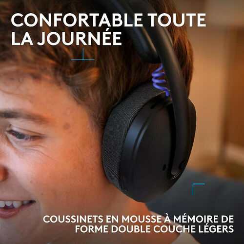 Un homme porte un casque audio noir avec des coussinets en mousse à mémoire de forme pour un confort durable.