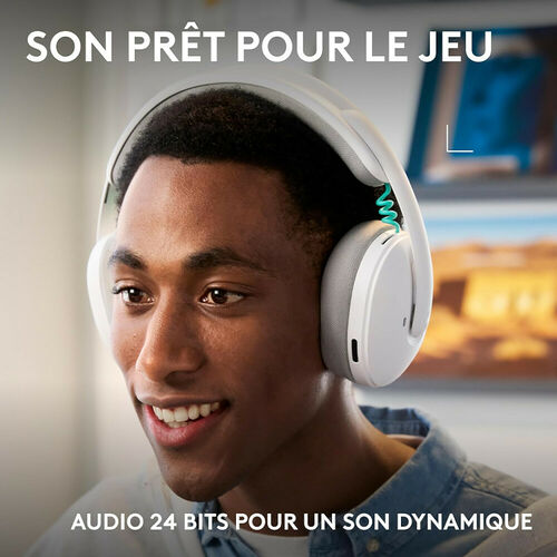 Un jeune homme souriant porte un casque audio blanc avec des détails turquoise. Le texte indique que le son est prêt pour le jeu et propose un audio 24 bits pour un son dynamique.