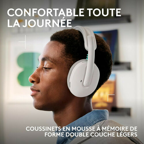 Un homme porte un casque audio blanc avec des coussinets en mousse à mémoire de forme. Le casque est présenté comme étant confortable pour une utilisation prolongée.