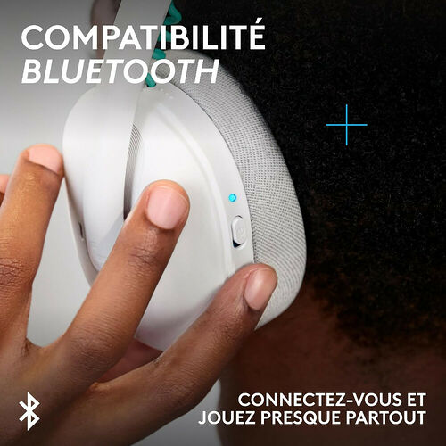 Un casque audio blanc porté par une personne, mettant en avant sa compatibilité Bluetooth pour une utilisation sans fil.