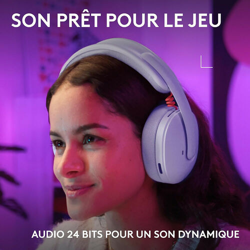 Une femme portant un casque audio sans fil de couleur bleu clair, avec un texte indiquant que le son est prêt pour le jeu.