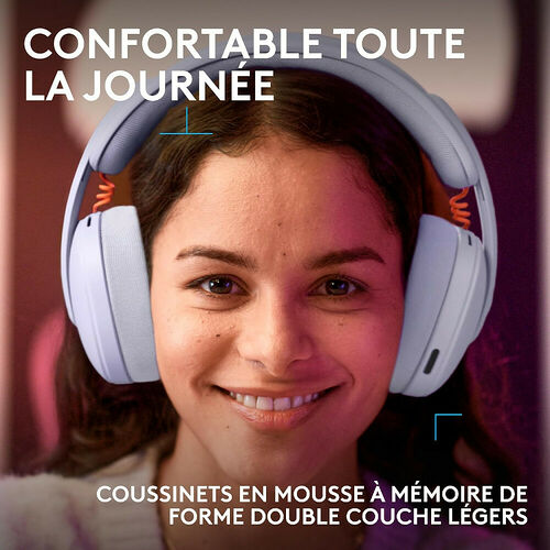 Une femme souriante porte un casque audio bleu clair avec des coussinets en mousse à mémoire de forme. Le texte indique que le casque est confortable toute la journée.