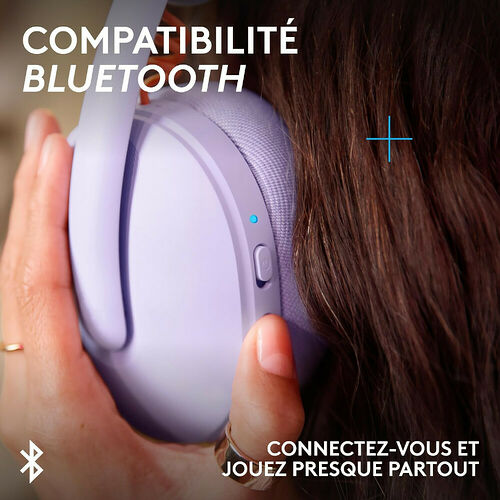 Casque sans fil de couleur violette porté par une personne, mettant en avant sa compatibilité Bluetooth.