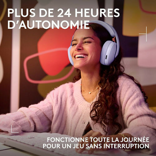 Une femme souriante porte un casque audio bleu clair. Le texte indique que le casque offre plus de 24 heures d'autonomie pour une utilisation continue.