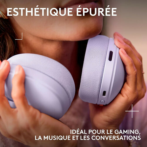 Une personne tient un casque audio sans fil de couleur lavande, mettant en avant son design épuré et ses coussinets confortables.