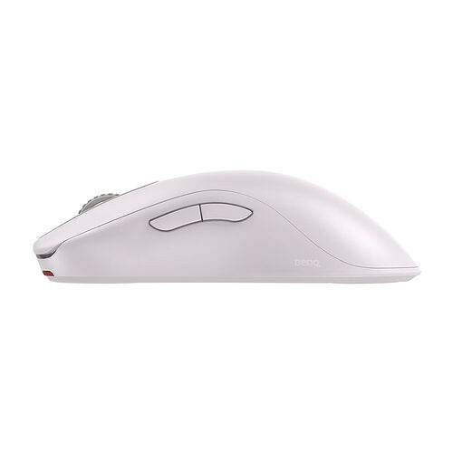 Souris BenQ de couleur blanche avec des boutons latéraux, présentée de profil sur un fond blanc.