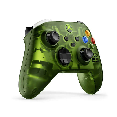 Manette Xbox avec un design graphique vert camouflage et des motifs de texte. Elle possède des sticks analogiques noirs et les boutons classiques colorés.