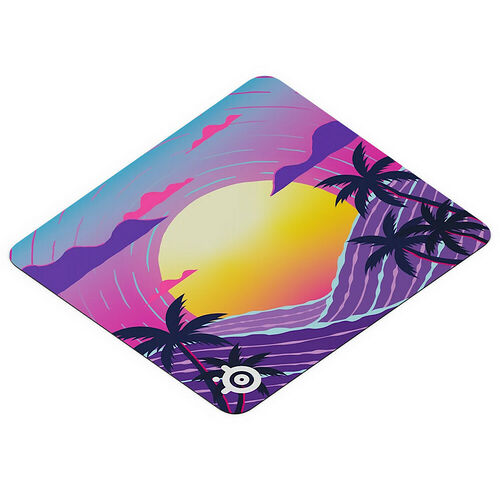 Tapis de souris avec un motif rétro de coucher de soleil tropical avec des palmiers, dans des tons de violet, rose et jaune.