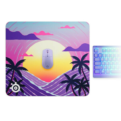 Tapis de souris et clavier gamer avec un motif de paysage tropical au coucher du soleil, incluant une souris SteelSeries.