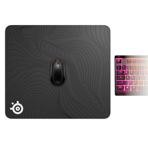 Tapis de souris noir avec un motif de lignes topographiques et une souris noire posée dessus. À droite, on aperçoit une partie d'un clavier rétroéclairé avec des touches roses.