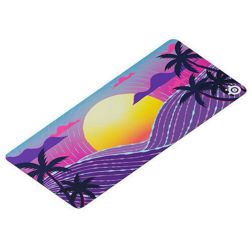 Tapis de souris rectangulaire avec un motif tropical représentant des palmiers et un coucher de soleil coloré dans des tons violets, roses et jaunes.